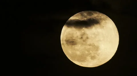 Time lapse-Full moon rising eerie dark cloud passing Stock Footage 62808441