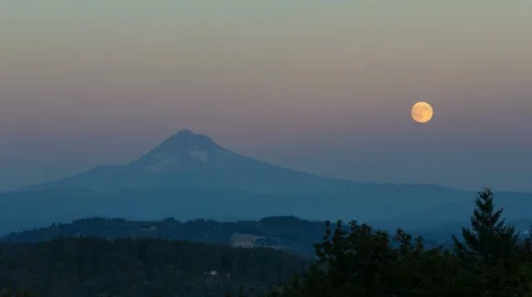 Time lapse of full moon rising over Mt Hood in Oregon from sunset into blue hour Stock Footage 67666037
