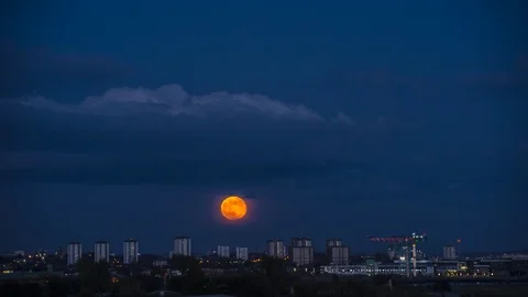 A time lapse of the full moon rising up over Glasgow's skyline Stock Footage 90755165