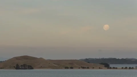 Time-lapse of a full moon rising over Browns Island Auckland, New Zealand. Stock Footage 134365580