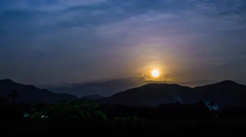 Time lapse the full moon up to sky Stock Footage 29305786