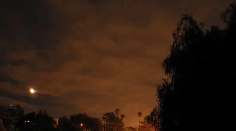 Time lapse of full moon total lunar eclipse getting bright in Oak View Vídeo Stock 1019928