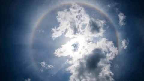 Time lapse of a full rainbow against blue sky with some clouds 動画素材 70129106