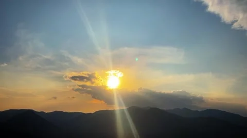 Time Lapse of Full Sunset Process with Golden Ray Burst Over Mountain Ridges 库存影片 332882468