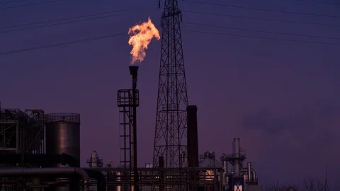 Time lapse gas flare stack burning excess gases at petrochemical plant selby uk Stock Footage 125017541