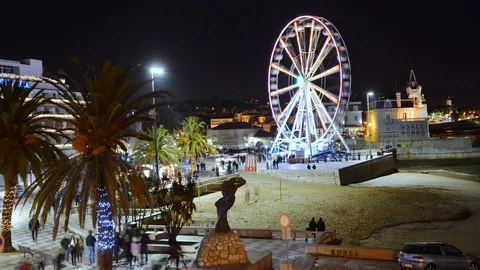 Time lapse of giant ferris wheel entertaining locals and tourists at Cascais Stock Footage 100196093