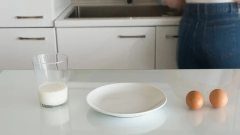Time lapse of girl preparing and eating breakfast on white kitchen Stock-Footage 123491474