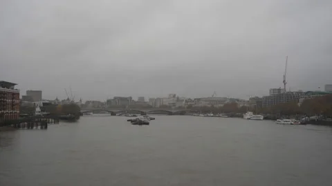 Time lapse. A gloomy view of Thames River in autumn. Stock Footage 144360066