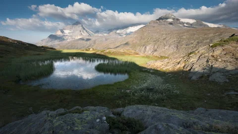 Time lapse golden hour over Lac Bellecombe, Parc de Vanoise, French alps Stockbeeldmateriaal 213208304