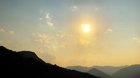Time Lapse of Golden Sun Shining Above Sea of Clouds Over Mountain Ridge 库存影片 332883758