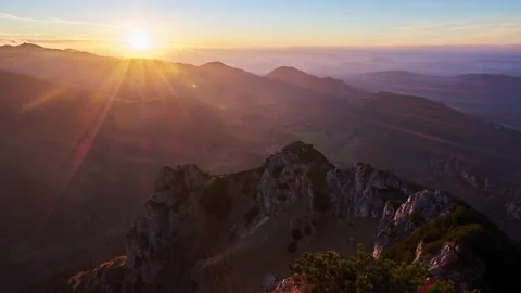 Time-lapse golden sunset over sharp rocky mountains in a beautiful autumn Stock-Footage 220605628