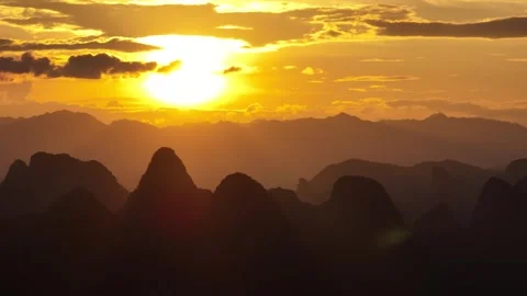 Time Lapse Of Golden Sunset Over Karst Mountain Silhouettes In Yangshuo Vídeos de archivo 313061177