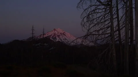 Time lapse of gorgeous sunset on snowcapped Mt. Jefferson, Oregon Cascades Видео 328883809
