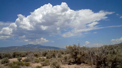 Time-lapse of grassy plain and clouds. Video stock 52319958
