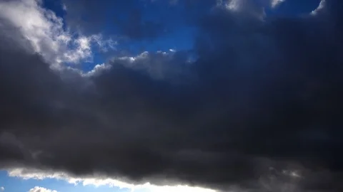 A time lapse of the gray clouds running across sky 스톡 동영상 104573989