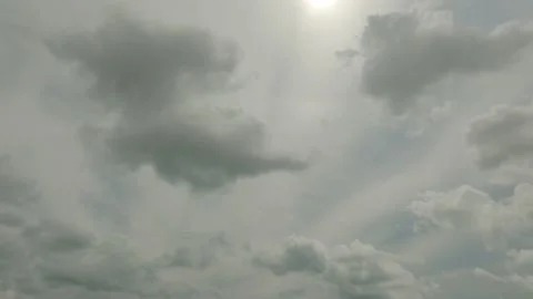 Time Lapse of Gray + White fluffy and billowing clouds in a rich blue sky Vídeo Stock 148065240