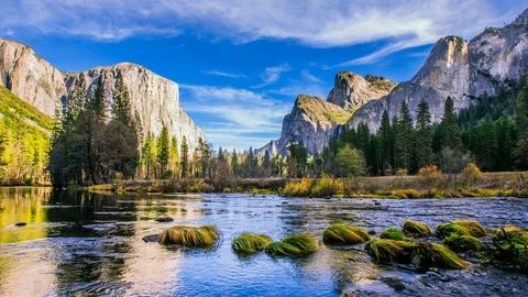Time Lapse - Grey Clouds Moving Over Yosemite National Park Valley, California Vídeos de archivo 85869210