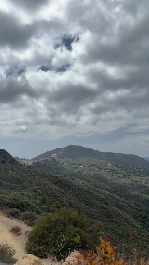 Time lapse of grey clouds over green ridges in Topanga Video stock 347319558