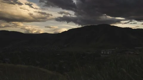 Time lapse of the grey stormy clouds gathering above the North Table Moutain par Stock Footage 232007514