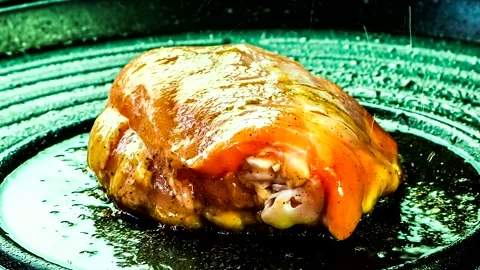  Time lapse of grilling chicken in pan, in door Chaingmai province Thailand. Stock Footage 239826450