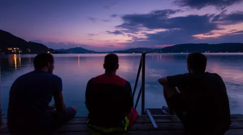 Time lapse - Group enjoying the sunset at the lake 스톡 동영상 58657290