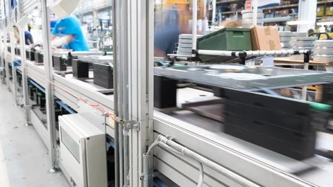 Time-lapse group of workers manually assemble components on a assembly line Vídeos de archivo 94639311