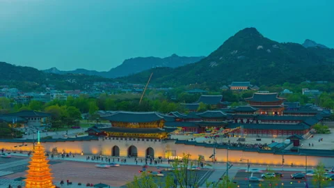 Time lapse of Gwanghwamun Gate and traffic at night in Seoul,South korea. Stock Footage 132651069