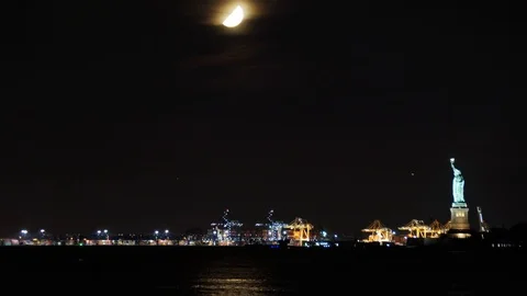 Time-lapse of the Half Moon setting over the Statue of Liberty Video stock 95399949