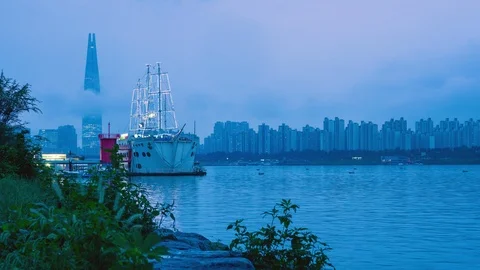 Time lapse - Han River view with Lotte Tower at twilight time in Seoul 스톡 동영상 120083997