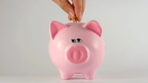 TIME-LAPSE: Hand throws coins into a piggy moneybox Vídeo Stock 126003304
