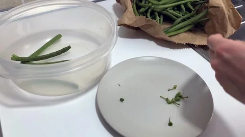 Time lapse of hands cutting raw green string beans with a knife Stock-Footage 86132036