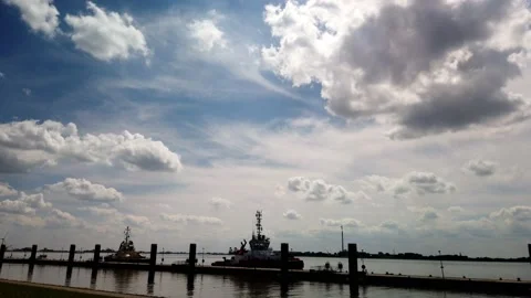 Time lapse at Harbour in Bremerhaven, cloudy sky over the river weser, germany 库存影片 149355349