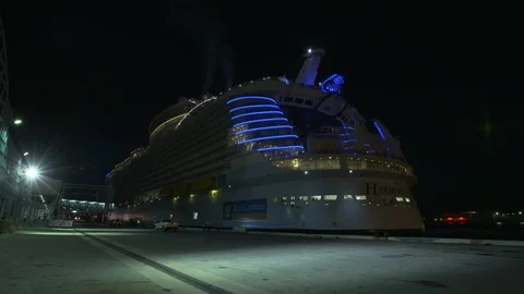 Time Lapse of Harmony of the seas docking at Royal Caribbean Terminal 25 Video stock 116416430