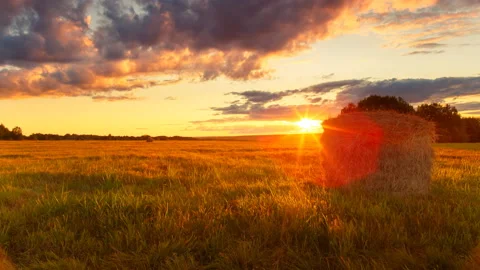 Time lapse of haystack at Sunset. Summer landscape with field and haystack. Vidéo 158431595