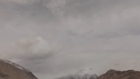 Time lapse of heavy clouds over mountain Vídeo Stock 121950325