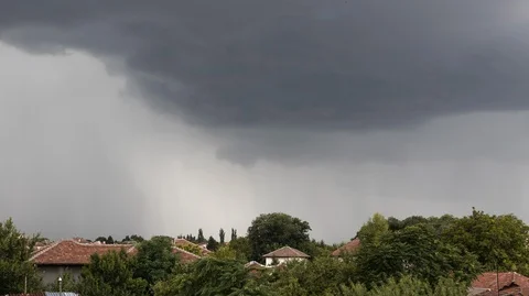 Time lapse of heavy rain over roofs Video stock 114633011