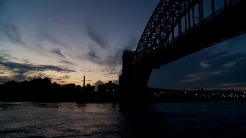 Time Lapse of Hell Gate Bridge with view of water Vídeo Stock 106025607