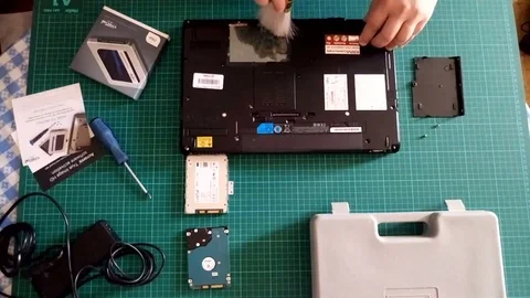 Time lapse: High angle on man replaces hard drive in laptop 库存影片 82806397