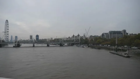 Time lapse. A high angle view of Thames River in autumn. Stock Footage 119359560