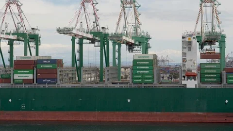 Time Lapse-High speed cranes unloading container ship 스톡 동영상 106879400