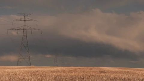 Time Lapse of High Tension Power Lines &amp; Wheat Fields in the Prairies / Plai Vidéo 86539134
