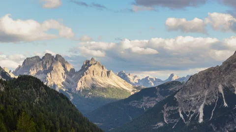 Time lapse highspeed dark clouds over dolomites 11554 Vidéo 43101790