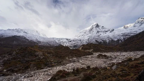 Time lapse of Himalaya mountains in cloudy day in Manaslu circuit trekking route Stock Footage 128572947