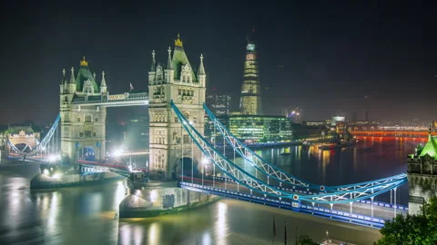 Time Lapse of the historic Tower Bridge in London England 動画素材 240417043