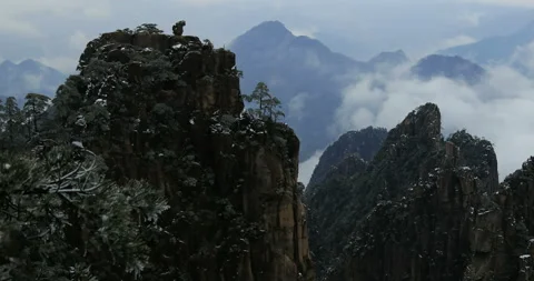 Time lapse of Huangshan clouds after snow 库存影片 125312035