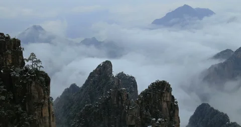 Time lapse of Huangshan clouds after snow 库存影片 125312354