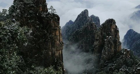 Time lapse of Huangshan clouds after snow Vidéo 125312656