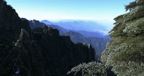 Time lapse of Huangshan clouds after snow Видео 125314397