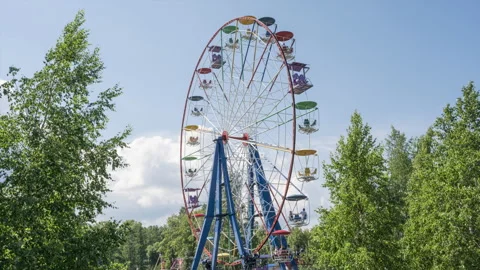 Time lapse of huge Ferris wheel in an amusement park at sunny day Stock-Footage 168283331