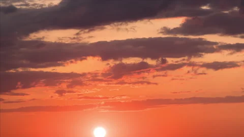 Time lapse. Huge sun moving on sunset sky with rainy dark colored pink clouds Stock-Footage 194511220